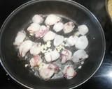 Foto del paso 3 de la receta: Chipirones a la plancha 🦑 con patatas asadas en microondas 🥔