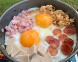 รูปขั้นตอนการทำที่ 3 ของ ไข่กระทะ ณ. ลานกางเต้นท์ ⛺️🍳