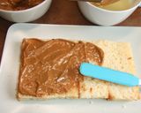 Foto del paso 2 de la receta Postre chajá de Paysandú, bizcocho  con merengues, dulce de leche y melocotones