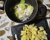 Foto del passaggio 1 della ricetta Zuppa cremosa "alla scandinava" di patate & porri con salmone e finocchietto