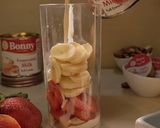 A picture of step 2 of Strawberry banana smoothie.