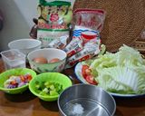 Foto langkah ke 1 dari resep Mie Instan Goreng Kreasi Rumahan 🍜🔥 Garing Gurih Ala Warung, Bumbu Meresap Banget!.