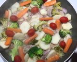 Foto del paso 1 de la receta: Cerdo con mini verduras y papa al sartén