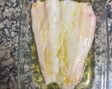 Foto del paso 1 de la receta: Merluza del cantábrico con refrito de ajos y guindilla
