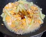 รูปขั้นตอนการทำที่ 4 ของ แตงกวาผัดไข่