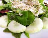 Hình bước làm 2 của món Salad Cá Hồi Xông Khói, Bơ & Rau Quả Sốt Chanh