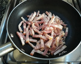Foto del paso 2 de la receta: Pisto y patatas panaderas con panceta, sobre omelette