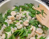 Foto del paso 2 de la receta: Pasta cremosa con camarones y espinacas