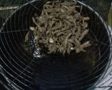 Foto langkah ke 1 dari resep Sambal ikan teri & kacang tanah simpel.