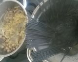 Foto del paso 6 de la receta: Espaguetis negros con gulas, champiñones y gambas