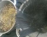 Foto del paso 6 de la receta: Espaguetis negros con gulas, champiñones y gambas