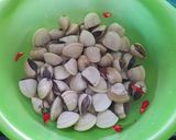Hình bước làm 1 của món Nghêu nấu ngót