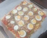 Foto del paso 3 de la receta: Coca de verduras, atún, aceitunas negras y huevo duro