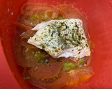Foto del paso 3 de la receta: Salmón con espárragos verdes y tomate al Lékué