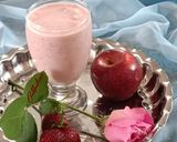 عکس مرحله 1 از دستور اسموتی توت فرنگی و سیب