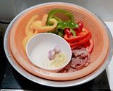 Hình bước làm 1 của món Bò thái lát xào ớt chuông