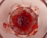 Foto langkah ke 1 dari resep Strawberry Latte.
