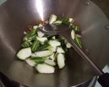 Foto langkah ke 2 dari resep Tumis oyong simpel.