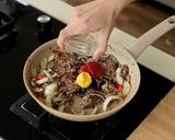 Foto langkah ke 4 dari resep Sapi Saus Lada Hitam / Black Pepper Beef Devina Hermawan.
