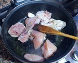 Foto del paso 2 de la receta: Pollo a la jardinera con tronchos de brócoli, en salsa de curry