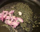 Foto del passaggio 1 della ricetta Agnello con carciofi cotto in padella