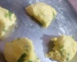 A picture of step 2 of Spring onion fried leaf.