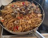 Foto del paso 9 de la receta: Espaguetis al vermú, coquinas y gambones