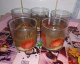صورة لخطوة 3 من وصفة تحلية الفراولة 🍓 بالطبقات البنة منحكيلكمش 🥰😋