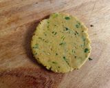 કોથમીર મરચા બિસ્કિટ ભાખરી (Biscuit bhakhri recipe in Gujarati) રેસીપી સ્ટેપ2ફોટો