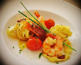 Foto del paso 10 de la receta: Tagliatelle con gambas y refrito de ajos tiernos con guindillas