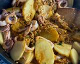 Foto del paso 4 de la receta: Guiso de calamares en vino tinto 🦑🍷