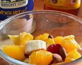 Gambar langkah 2 resipi Buah campur yogurt madu.