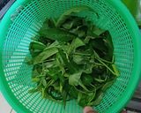 Foto langkah ke 1 dari resep Kangkung Saus Tiram ala Resto.