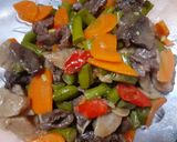 Foto langkah ke 4 dari resep Tumis daging sapi, buncis, bakso dan wortel.