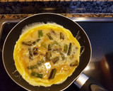 Foto del paso 5 de la receta: Tortilla de espárragos y nueces