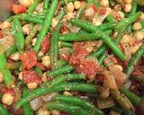 A picture of step 2 of Spicy tuna with tomatoes, green beans, and chick peas.