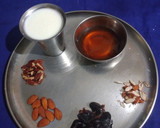 *டேட்ஸ், நட்ஸ், ஸ்மூத்தி*(dates & nuts smoothie recipe in tamil) ரெசிபி ஸ்டேப் 1 புகைப்படம்