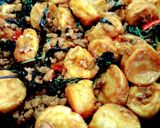รูปขั้นตอนการทำที่ 4 ของ เต้าหู้ไข่ทอดผัดกะเพราไก่สับ / ผัดกะเพราไก่สับเต้าหู้ไข่ทอด