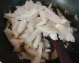 Foto langkah ke 4 dari resep Tumis jamur sosis.