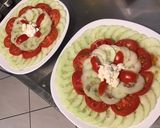 Une image de l'étape 6 de Salades individuelles concombre et deux tomates à la feta sauce ciboulette persil.