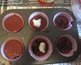 Foto langkah ke 4 dari resep Banana Choco Muffin with filling.
