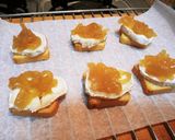 Foto del paso 2 de la receta: Panecillo de rulo de cabra, cebolla caramelizada y caramelo