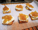 Foto del paso 2 de la receta: Panecillo de rulo de cabra, cebolla caramelizada y caramelo