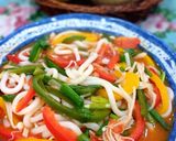 Hình bước làm 4 của món Mì udon nấu cà chua, ớt chuông, nấm kim châm