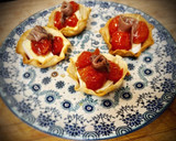 Foto del paso 3 de la receta: Tartaleta casera de brie con tomate confitado y anchoa