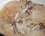 Foto del paso 2 de la receta: Chuletas de cerdo con aceitunas y ciruelas secas