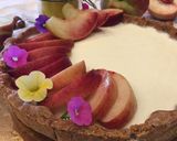 Foto del passaggio 7 della ricetta Crostata con gelee alle pesche e panna cotta