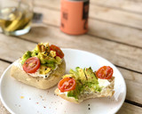 Foto del paso 2 de la receta: Tostadas de queso y aguacate