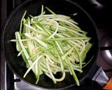 Foto del paso 2 de la receta: Spaghetti con zucchini...🥒🍜🍜