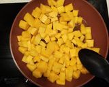 Foto del passaggio 2 della ricetta Zucca trombetta in padella